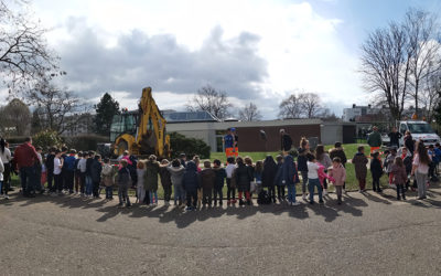 Les enfants plantent les arbres du Bicentenaire !